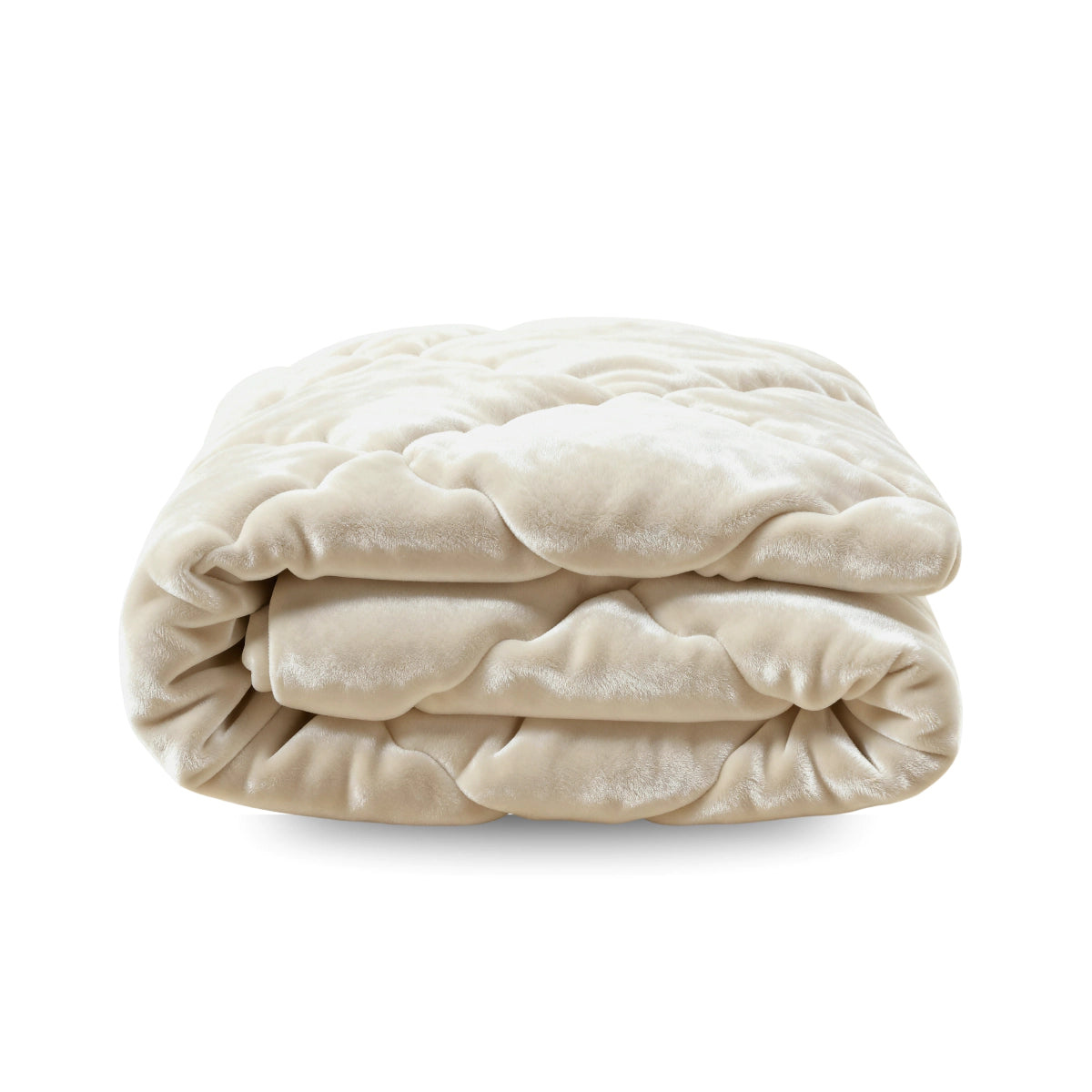 Die Zelesta Flanel Uni - Beige ist eine cremefarbene, plüschige Samtsteppdecke, die ordentlich gefaltet und auf weißem Hintergrund präsentiert wird.