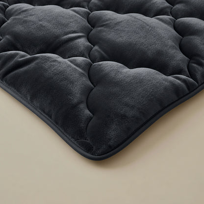 Nahaufnahme der Zelesta Flanel Uni - Schwarz Matratzenauflage in Dunkelgrau mit einer plüschigen, samtigen Textur - perfekt für zusätzlichen Komfort in Kombination mit einer temperaturregulierenden Mikrofaser Bettdecke.