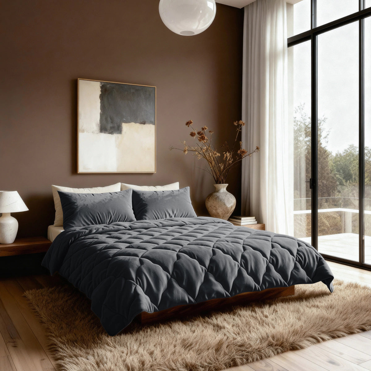 Ein modernes Schlafzimmer mit einem großen Bett mit der Decke Zelesta Flanel Uni - Schwarz, einem zotteligen Teppich, minimalistischem Dekor und bodentiefen Fenstern mit hellen Vorhängen schafft eine gemütliche und zugleich stilvolle Atmosphäre.