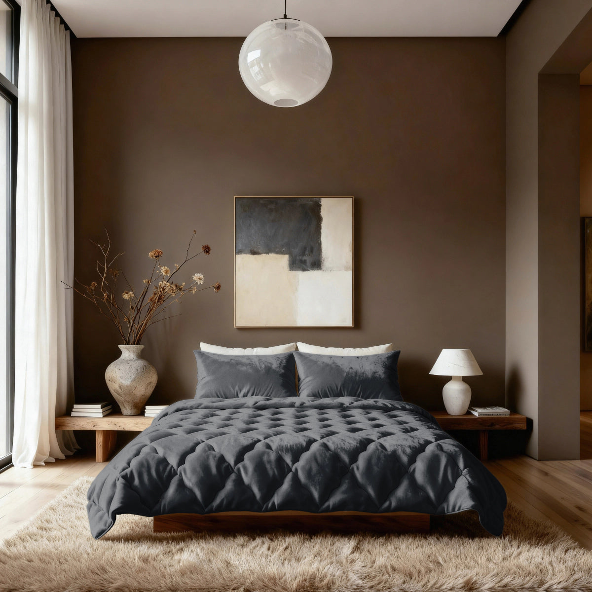 Ein modernes Schlafzimmer mit einer Zelesta Flanel Uni - Schwarz Mikrofaser Bettdecke, Holzpritschenbett, abstrakter Wandkunst, Vasen mit getrockneten Zweigen, einer Tischlampe und einem zotteligen beigen Teppich für einen temperaturregulierenden und stilvollen Rückzugsort.