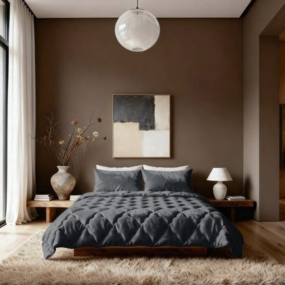 Ein modernes Schlafzimmer mit einer Zelesta Flanel Uni - Schwarz Mikrofaser Bettdecke, Holzpritschenbett, abstrakter Wandkunst, Vasen mit getrockneten Zweigen, einer Tischlampe und einem zotteligen beigen Teppich für einen temperaturregulierenden und stilvollen Rückzugsort.