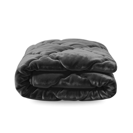 Die Zelesta Flanel Uni - Schwarz ist eine plüschige, dunkelgrau gesteppte Mikrofaser-Bettdecke, die sauber gefaltet vor einem weißen Hintergrund präsentiert wird.