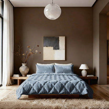 Ein modernes Schlafzimmer mit einem großen Bett, Zelesta Flanel Uni - Blue Mirage Bettwäsche, abstrakter Wandkunst, Holzmöbeln, einer dekorativen Vase, einer Tischlampe und einer großen runden Deckenleuchte.