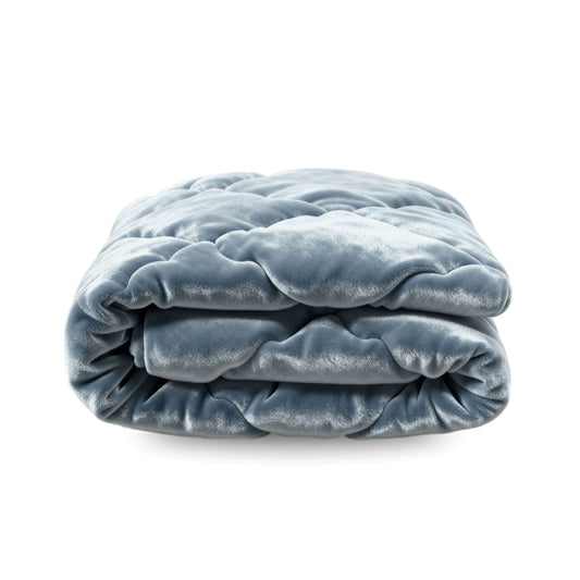 Die Zelesta Flanel Uni - Blue Mirage, eine gefaltete, gesteppte hellblaue Mikrofaser-Bettdecke, ist vor einem weißen Hintergrund abgebildet.