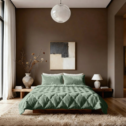 Ein modernes Schlafzimmer mit der Bettwäsche Zelesta Flanel Uni - Dunkelgrün auf dem Bett, einem Zottelteppich, neutralen Wänden, abstrakter Kunst und minimalistischen Nachttischen mit Dekor und einer Lampe.