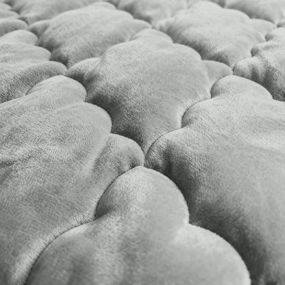 Nahaufnahme der weichen, gesteppten Oberfläche des Zelesta Flanel Uni - Khaki aus grauem Mikrofasergewebe mit wolkenartigem, temperaturregulierendem Polstermuster.