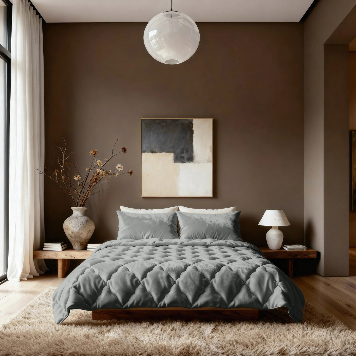 Ein modernes Schlafzimmer mit einem sauber gemachten Bett mit der Bettdecke Zelesta Flanel Uni - Khaki, einem großen abstrakten Gemälde über dem Kopfteil und einer minimalistischen Dekoration mit Vase, Lampe und Zottelteppich.