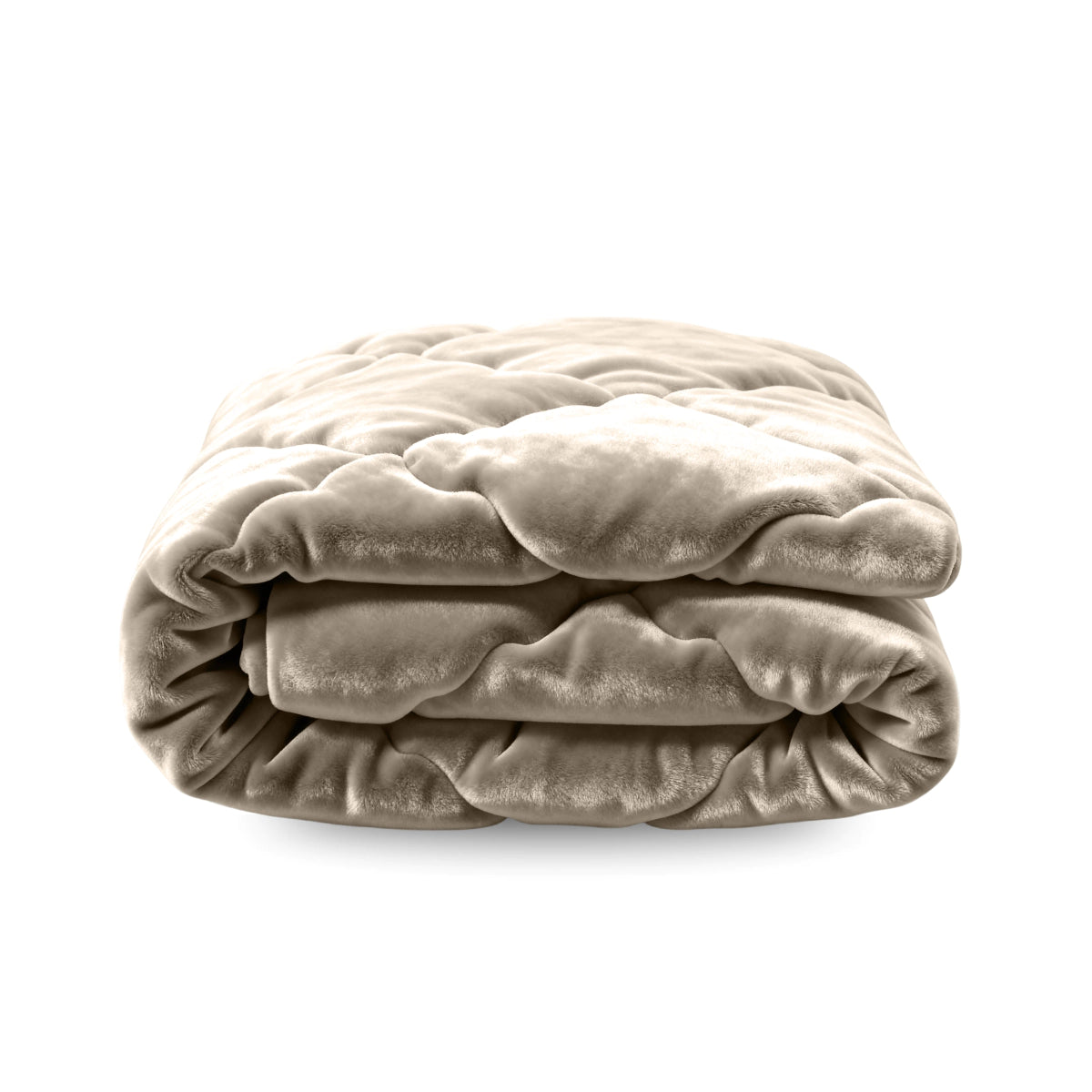 Die Zelesta Flanel Uni - Taupe ist eine gefaltete Mikrofaser-Bettdecke aus weichem, plüschigem Stoff in hellem Beige, die auf weißem Hintergrund für behagliche Nächte sorgt.