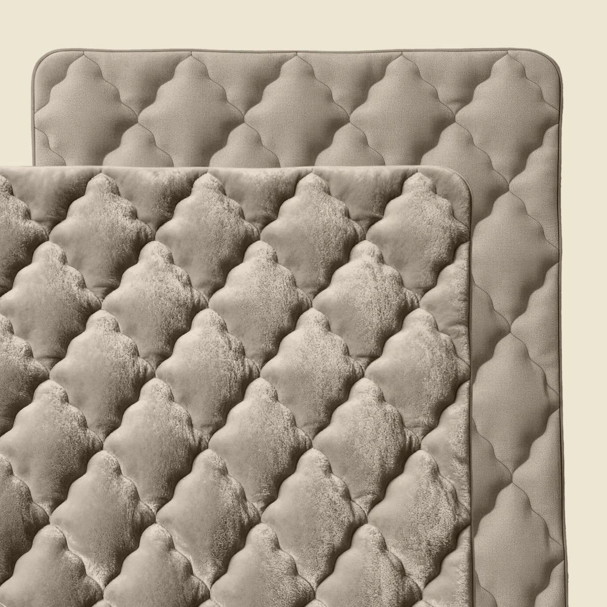 Zwei gesteppte rechteckige Matten überlappen sich und zeigen eine rautenförmige, gepolsterte Textur in neutralem Taupe - perfekt als Zelesta Flanel Uni - Taupe Mikrofaser Bettdecke für zusätzlichen Komfort und Weichheit.