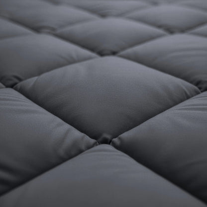 Nahaufnahme des Zelesta Royalbed Diamant - Anthrazit: eine dunkelgraue, gesteppte Oberfläche mit weichen, gepolsterten Quadraten - temperaturregulierend und ideal für allergikerfreundlichen Komfort.