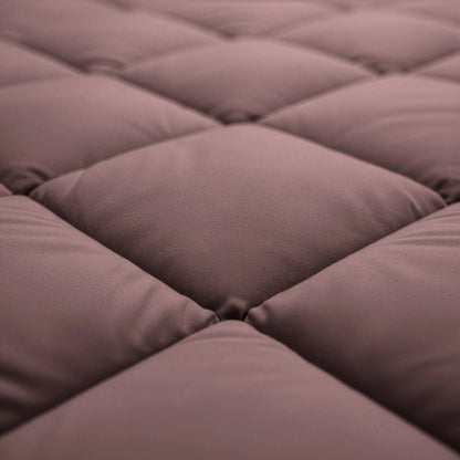 Nahaufnahme eines braunen Steppstoffes mit quadratischer Polsterung, der die temperaturregulierenden und allergikergeeigneten Eigenschaften des Zelesta Royalbed Diamant - Bordeaux zeigt.