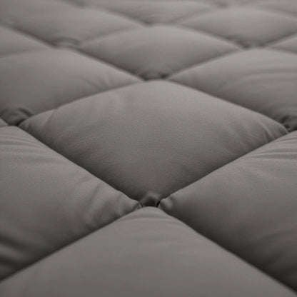 Nahaufnahme der gesteppten Oberfläche des Zelesta Royalbed Diamant - Brown-Grey, mit weichen Mikrofaserquadraten in einem Rautenmuster.