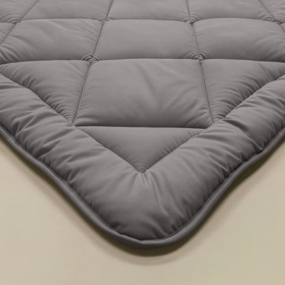 Nahaufnahme einer braun-grauen Steppdecke, der Zelesta Royalbed Diamant, mit abgesteppten quadratischen Mustern auf einer hellen Oberfläche.