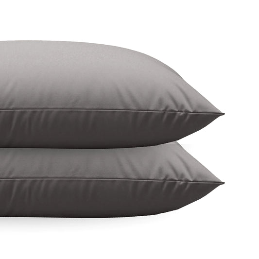 Zwei gestapelte Zelesta Royalbed Diamant Kissenbezüge Set von 2 in Braun-Grau, Größe 60x70 cm, aus superweicher Mikrofaser, seitlich auf weißem Hintergrund gezeigt.