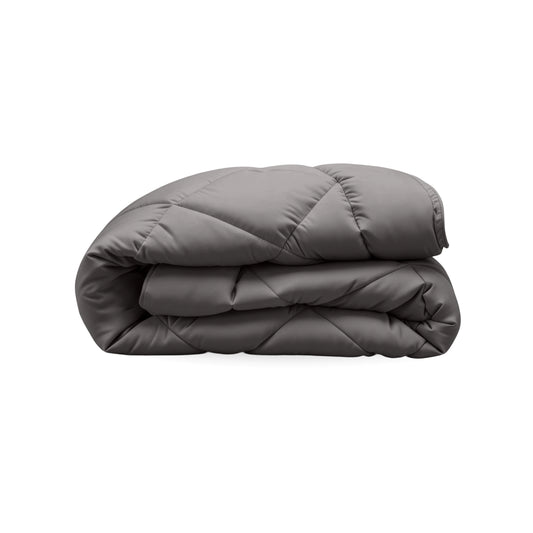 Abgebildet ist eine gefaltete Zelesta Royalbed Diamant - Brown-Grey Steppdecke aus Mikrofaser vor einem weißen Hintergrund.