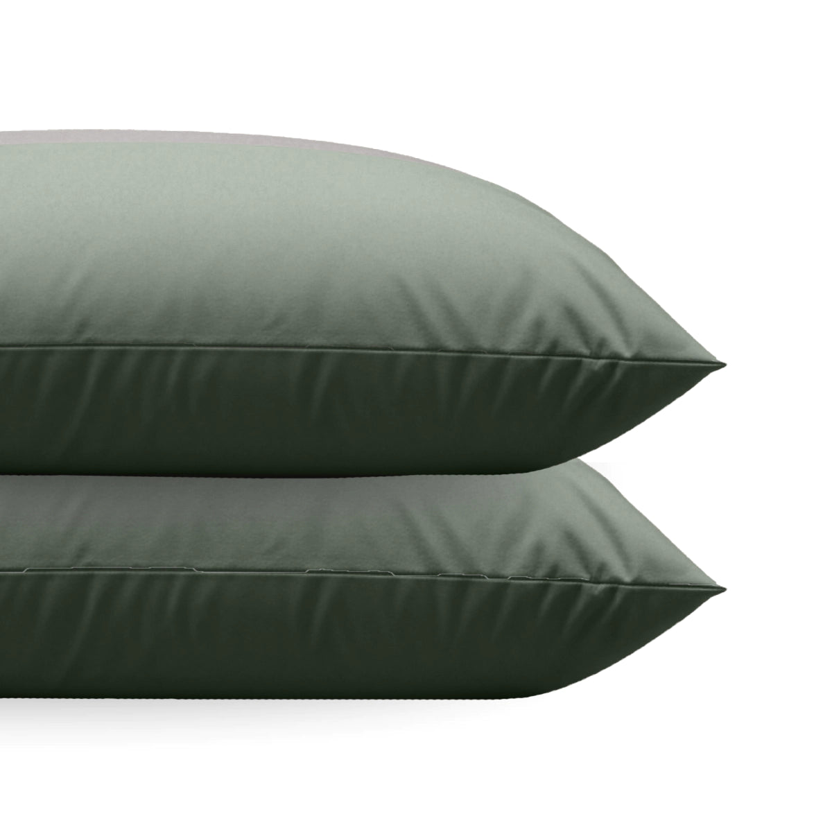 Zwei gestapelte Zelesta Royalbed Diamant Kissenbezüge Set von 2 - Green aus superweicher Mikrofaser, Größe 60x70 cm, werden seitlich auf weißem Hintergrund präsentiert.