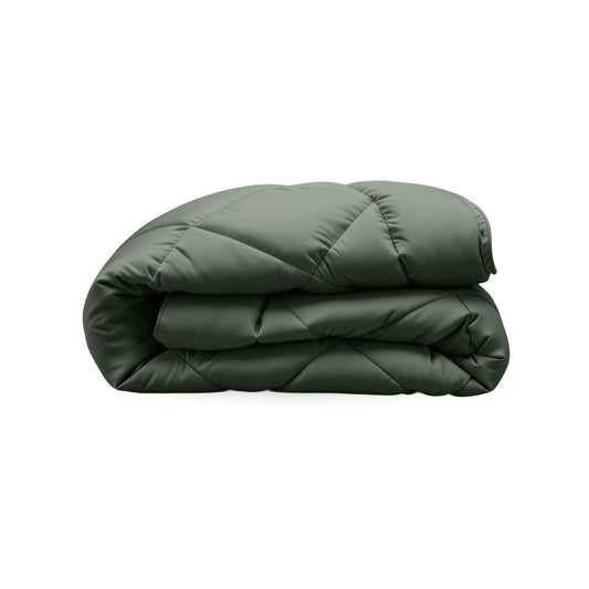 Eine dunkelgrüne Steppdecke, wie die Zelesta Royalbed Diamant - Green, ist vor einem schlichten weißen Hintergrund ordentlich gefaltet.