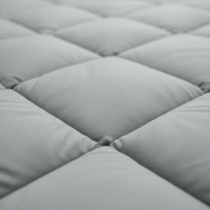 Nahaufnahme des hellgrauen Steppstoffs mit quadratischer Füllung auf dem Zelesta Royalbed Diamant - Grey-Blue, einer allergikerfreundlichen Bettdecke mit hohem Schlafkomfort.