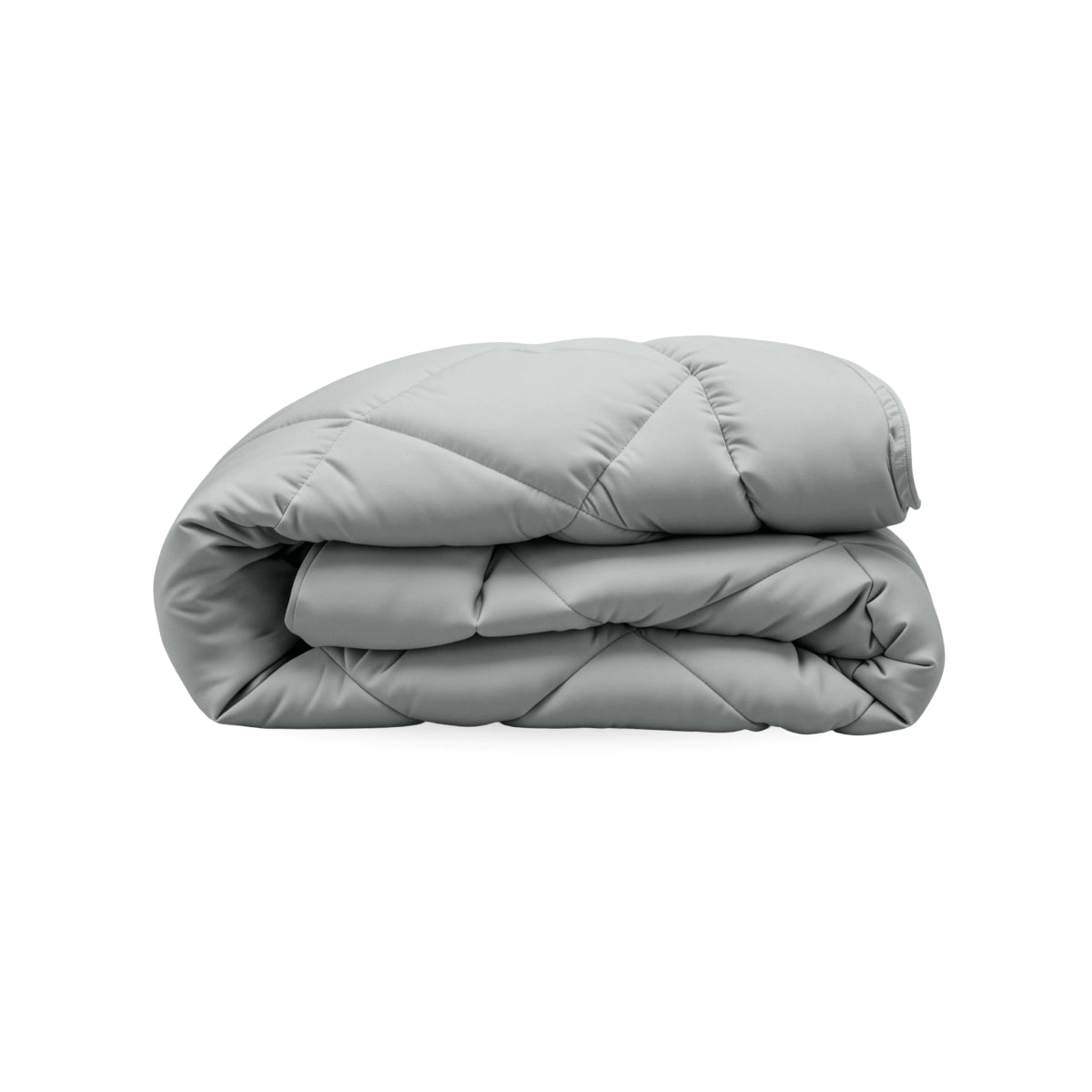 Eine sauber gefaltete Zelesta Royalbed Diamant - Grau-Blau Bettdecke, ideal für Allergiker, auf einem weißen Hintergrund.