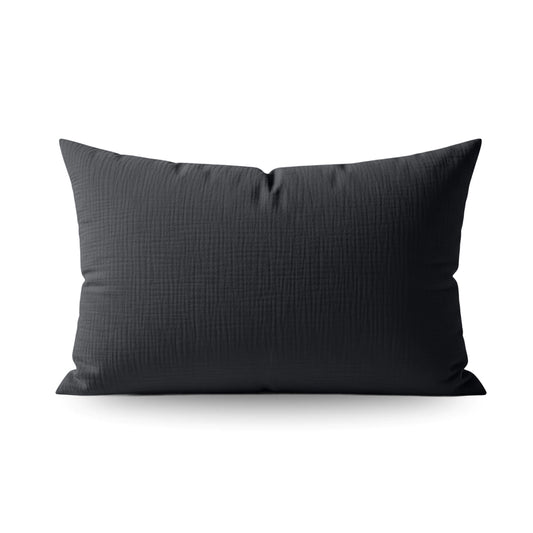 Ein elegantes, schwarzes, rechteckiges Kissen mit dezenter Textur, abgebildet auf Weiß. Ideal zur Kombination mit dem Teddy Baumwolle Mousseline Kissenbezüge Set von 2 - Anthrazit oder zur Aufwertung jedes 2er-Sets.