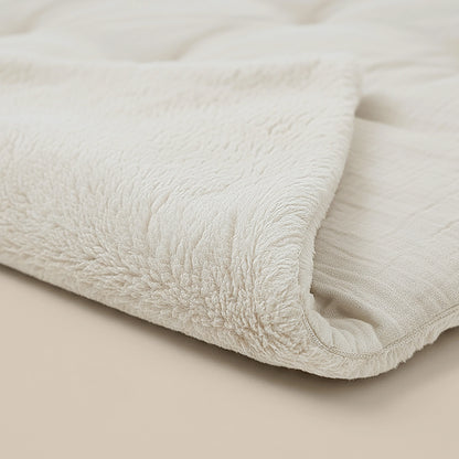 Eine Nahaufnahme des Zelesta Teddy Baumwolle Musselin - Beige zeigt die plüschige Seite und die glatte, gesteppte Oberfläche, die beide aus temperaturregulierender Musselin-Baumwolle gefertigt sind und für Komfort sorgen.