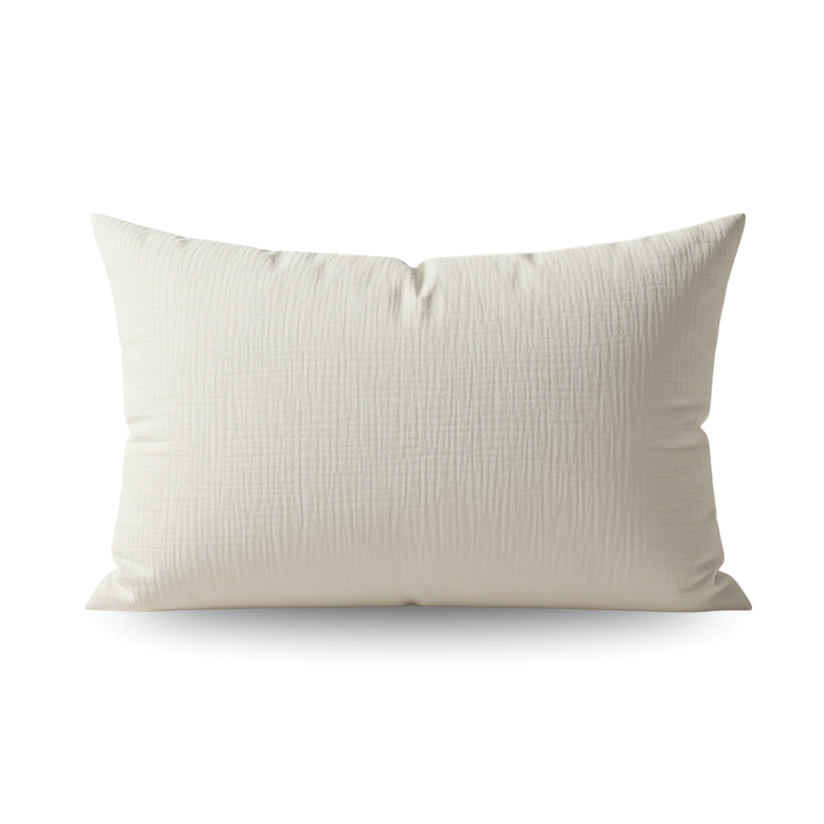 Ein rechteckiges weißes Kissen mit einem subtilen Strukturmuster, das vor einem schlichten weißen Hintergrund gezeigt wird. Perfekt zu kombinieren mit unserem Teddy Baumwolle Mousseline Kissenbezüge Set von 2 - Beige für ein stilvolles Arrangement.
