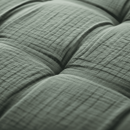 Nahaufnahme des Zelesta Teddy Baumwolle Musselin - Green Kissens, mit seinem getufteten Design, den sichtbaren Nähten und der weichen, strukturierten Oberfläche aus hochwertiger Musselin Baumwolle.