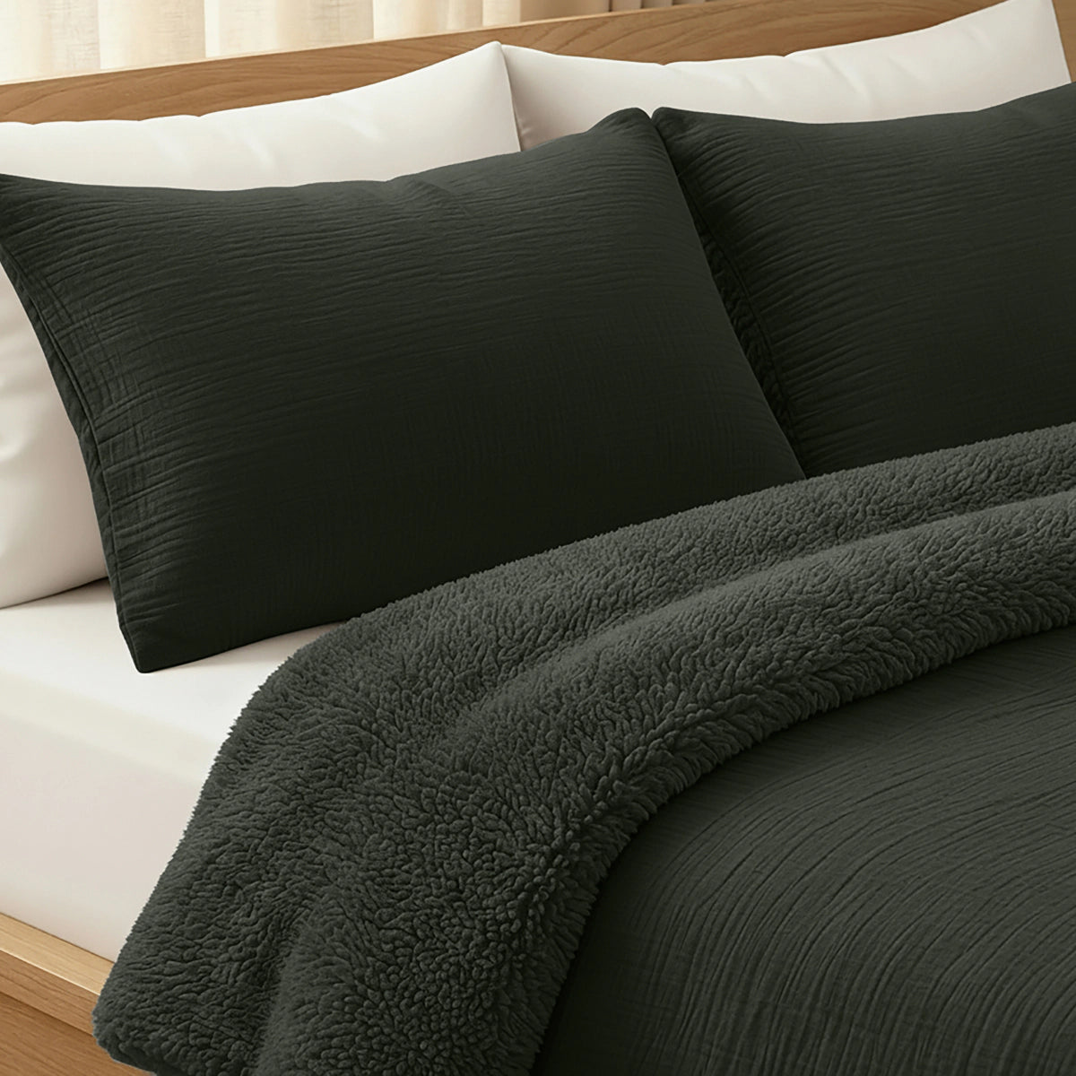 Ein ordentlich gemachtes Bett mit weißer Bettwäsche, dem Teddy Baumwolle Mousseline Kissenbezüge Set von 2 in Grün und einer passenden Plüschdecke in einem Holzbettgestell.