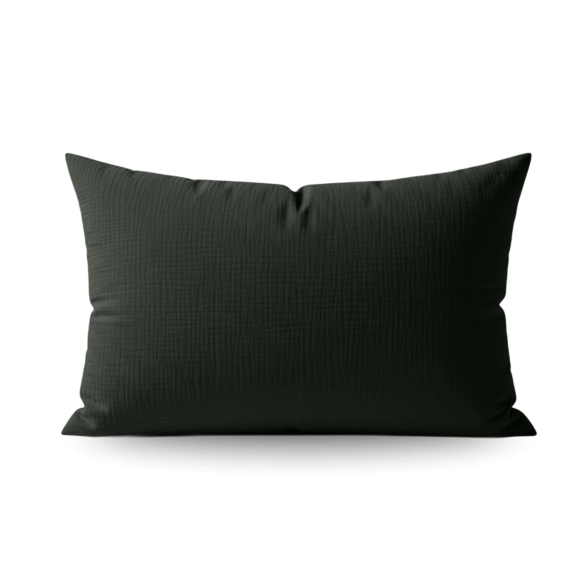 Ein rechteckiger grüner Teddy Baumwolle Mousseline Kissenbezüge mit fein strukturierter Oberfläche steht auf einem schlichten weißen Hintergrund. Dieses moderne Set wird als praktisches 2er-Set geliefert - perfekt für stilvolle Interieurs.