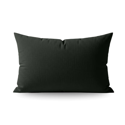 Ein rechteckiger grüner Teddy Baumwolle Mousseline Kissenbezüge mit fein strukturierter Oberfläche steht auf einem schlichten weißen Hintergrund. Dieses moderne Set wird als praktisches 2er-Set geliefert - perfekt für stilvolle Interieurs.
