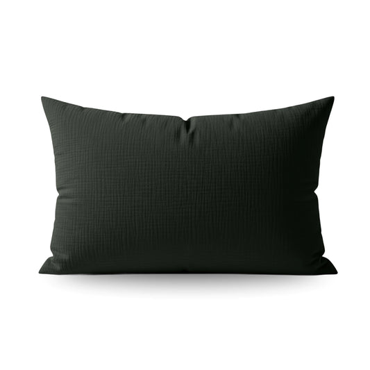 Ein rechteckiger grüner Teddy Baumwolle Mousseline Kissenbezüge mit fein strukturierter Oberfläche steht auf einem schlichten weißen Hintergrund. Dieses moderne Set wird als praktisches 2er-Set geliefert - perfekt für stilvolle Interieurs.