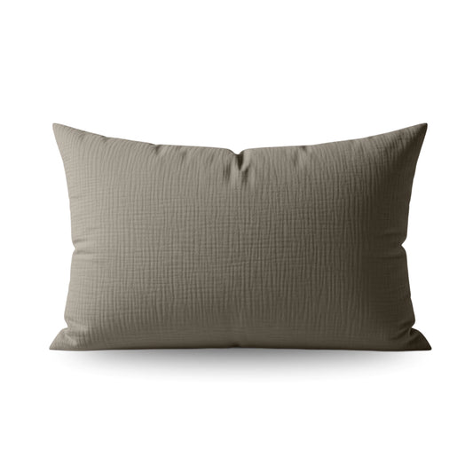 Ein rechteckiges taupefarbenes Kissen mit strukturierter Oberfläche ist auf weißem Hintergrund abgebildet - ideal für die Verwendung mit dem Teddy Baumwolle Mousseline Kissenbezüge Set von 2 - Taupe oder als Teil eines kuscheligen Bettensembles.