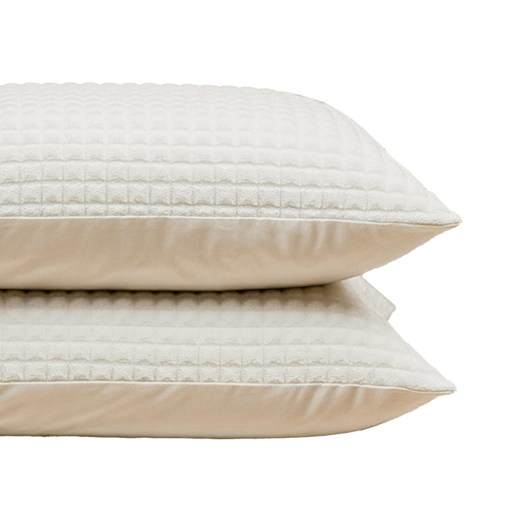 Zwei gestapelte Kissen mit cremefarbenem, strukturiertem Bezug: Zelesta Teddy Check Kissenbezüge - superweich, aus Mikrofaser, 80x80cm, waschmaschinengeeignet und ideal für ultimativen Komfort.