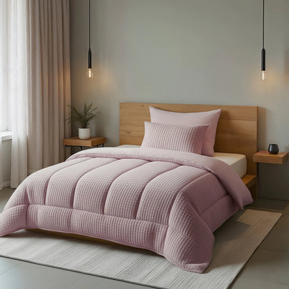 Ein minimalistisches Schlafzimmer mit einem ordentlich gemachten Bett mit der Bettwäschegarnitur Teddy Check - Old Pink von Zelesta, einem Kopfteil aus Holz, schwebenden Nachttischen und Pendelleuchten.
