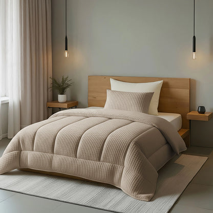 In einem minimalistischen Schlafzimmer mit hellen Wänden, einem hölzernen Kopfteil, Beistelltischen und Pendelleuchten steht ein ordentlich gemachtes Bett mit der Zelesta Teddy Check - Taupe Bettdecke und passenden Kissen.