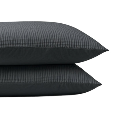 Zwei anthrazitfarbene Zelesta Velvetbed Chique Kissenbezüge, hergestellt aus 100% Polyester, sind auf weißem Hintergrund gestapelt. Satz von 2.