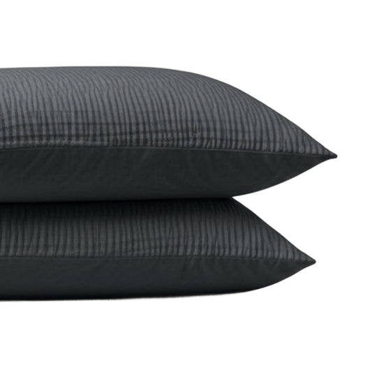 Zwei anthrazitfarbene Zelesta Velvetbed Chique Kissenbezüge, hergestellt aus 100% Polyester, sind auf weißem Hintergrund gestapelt. Satz von 2.