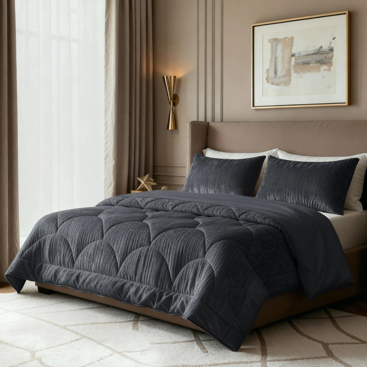 Ein ordentlich gemachtes Bett mit dem Zelesta Flanel Velvetbed Chique - Anthrazit mit passenden Kissen in einem modernen Schlafzimmer mit beigen Wänden, gerahmter abstrakter Kunst und einem goldenen Wandleuchter.