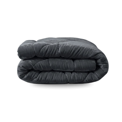 Eine fein säuberlich gefaltete Zelesta Flanel Velvetbed Chique-Gewichtsdecke in Anthrazit ruht auf einem schlichten weißen Hintergrund.