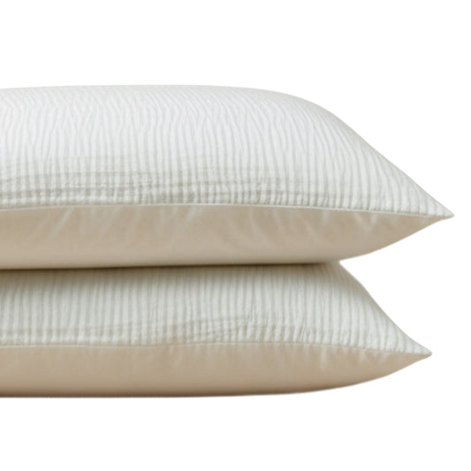 Zwei beigefarbene, gestreifte Kissen auf weißem Hintergrund, mit Zelesta Velvetbed Chique Kissenbezügen Set von 2, hergestellt aus weichem Polyester für ein luxuriöses Gefühl.