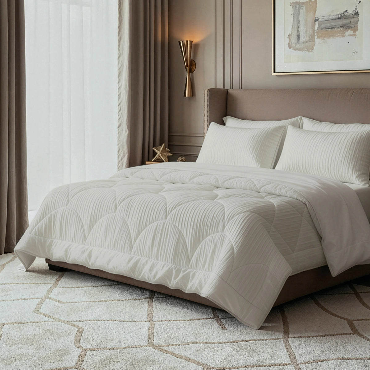 Modernes Schlafzimmer mit dem Zelesta Flanel Velvetbed Chique in Beige, weißer geometrischer Bettwäsche, einer luxuriösen Samtdecke, bodenlangen Vorhängen, einer Wandleuchte und abstrakter Kunst über dem Kopfteil.