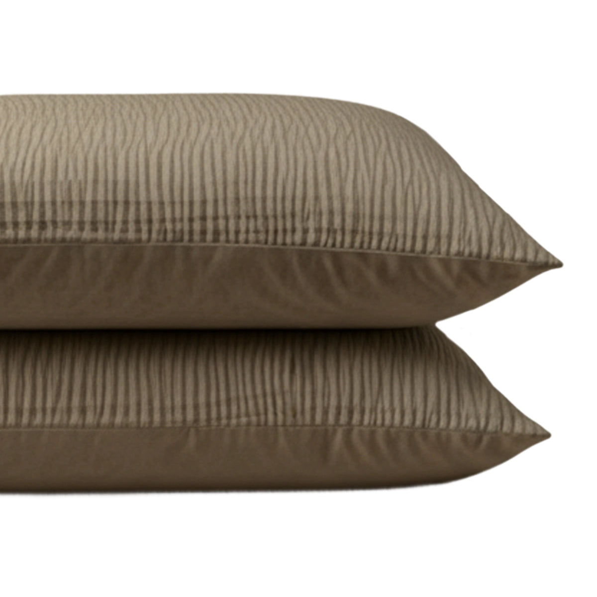 Zwei rechteckige Zelesta Velvetbed Chique Kissenbezüge im Set von 2 in taupe mit dezentem Streifenmuster liegen aufeinander vor weißem Hintergrund und verleihen jedem Bett einen eleganten Akzent.
