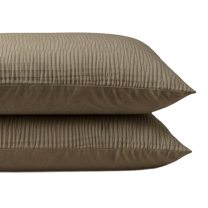 Zwei rechteckige Zelesta Velvetbed Chique Kissenbezüge im Set von 2 in taupe mit dezentem Streifenmuster liegen aufeinander vor weißem Hintergrund und verleihen jedem Bett einen eleganten Akzent.
