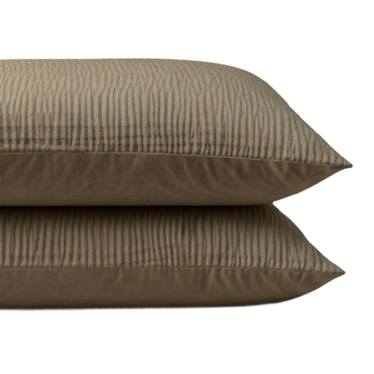 Zwei rechteckige Zelesta Velvetbed Chique Kissenbezüge im Set von 2 in taupe mit dezentem Streifenmuster liegen aufeinander vor weißem Hintergrund und verleihen jedem Bett einen eleganten Akzent.