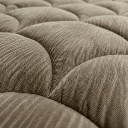 Die Nahansicht des Zelesta Flanel Velvetbed Chique - Taupe zeigt die gepolsterte, gesteppte Oberfläche und das weiche, strukturierte Muster in neutralem Beige - ideal für eine luxuriöse Bettdecke mit temperaturausgleichender Füllung.
