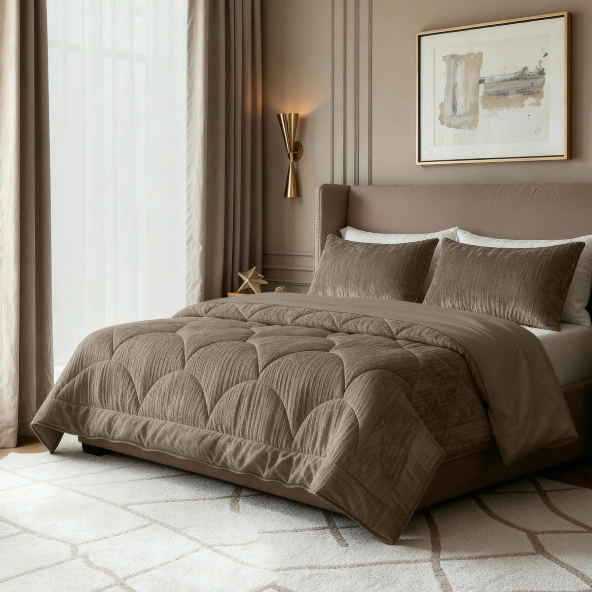 In einem modernen Schlafzimmer mit beigen Wänden steht das Zelesta Flanel Velvetbed Chique - Taupe, ein ordentlich gemachtes Bett mit braunem Bettzeug und Kissen, ergänzt durch Vorhänge, einen Teppich, Wandkunst und eine goldene Wandleuchte.