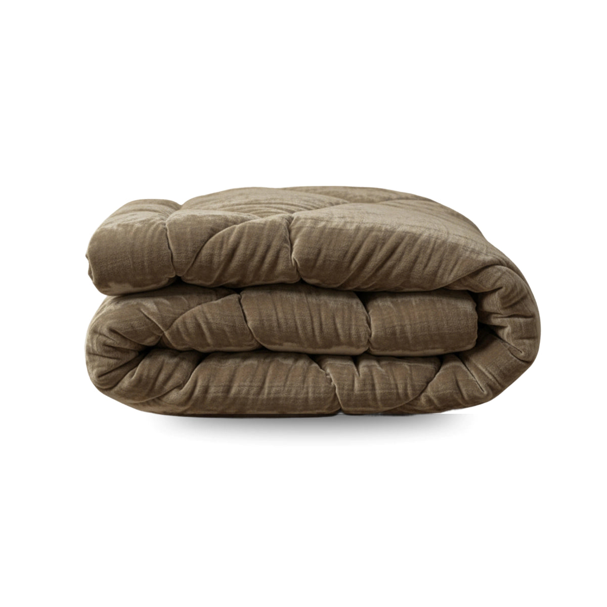 Eine gefaltete Zelesta Flanel Velvetbed Chique Bettdecke in taupe mit temperaturausgleichender Füllung ruht auf einem weißen Hintergrund.