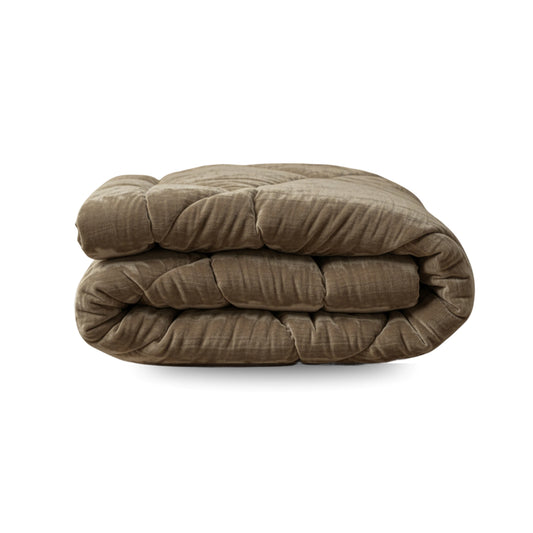 Eine gefaltete Zelesta Flanel Velvetbed Chique Bettdecke in taupe mit temperaturausgleichender Füllung ruht auf einem weißen Hintergrund.