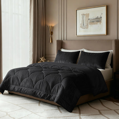 Ein modernes, luxuriöses Schlafzimmer mit dem Zelesta Flanel Velvetbed Chique in Schwarz, einem beigefarbenen gepolsterten Lattenrost, abstrakter Wandkunst, schwarzer Samtbettwäsche und -kissen, warmer Beleuchtung und neutral getönten Wänden und Teppich.