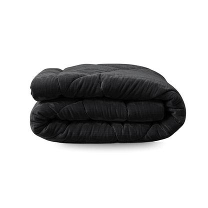 Eine sauber gefaltete Zelesta Flanel Velvetbed Chique - Black Weighted Blanket mit temperaturausgleichender Füllung ruht auf einem weißen Hintergrund.